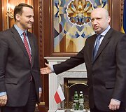 Lenkijos užsienio reikalų ministras Radoslawas Sikorskis ir Laikinasis Ukrainos prezidentas Oleksandras Turčynovas
