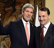 JAV valstybės sekretorius Johnas Kerry ir Lenkijos užsienio reikalų ministras Radoslawas Sikorskis