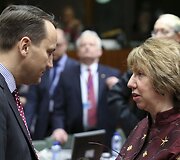 Lenkijos užsienio reikalų ministras Radoslawas Sikorskis ir Europos Sąjungos i&scaron;orės politikos vadovė Catherine Ashton
