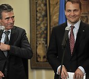 NATO generalinis sekretorius Andersas Foghas Rasmussenas ir Lenkijos užsienio reikalų ministras Radoslawas Sikorskis