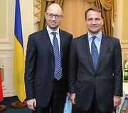 Lenkijos užsienio reikalų ministras Radoslawas Sikorskis ir Ukrainos premjeras Arsenijus Jaceniukas