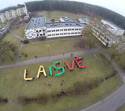 Pagiriuose sudėliotas žodis &bdquo;Laisvė&ldquo;