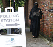 Britanijos rinkėjai pradėjo balsuoti istoriniame referendume dėl tolesnės &scaron;alies narystės Europos Sąjungoje