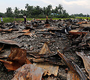 Sudegintas rachinų kaimelis Mianmare