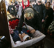 Marija Maksakova vyro laidotuvėse