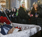 Marija Maksakova vyro laidotuvėse