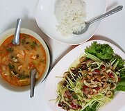 Tom Yam sriuba ir a&scaron;trios mango salotos su gruzdintu &scaron;amu &ndash; vieni mėgstamiausių Tomo patiekalų