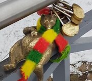 Žemaitijos sostinės me&scaron;kos pasipuo&scaron;ė trispalviais &scaron;alikais
