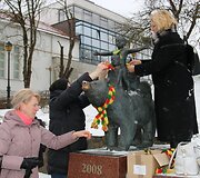 Žemaitijos sostinės me&scaron;kos pasipuo&scaron;ė trispalviais &scaron;alikais
