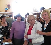 Antra kairėje &ndash; dvaro paveldėtoja Danutė Remeikienė. 2010 m.
