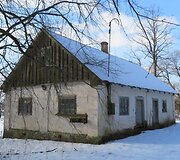 Vienas i&scaron; ūkinių dvaro pastatų