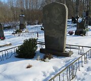 Netoli Lailūnų, Radžiūnų kapinėse, palaidoti Jonas ir Akvilė Petruliai