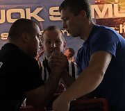 Tarptautinis sporto festivalis: rankų lenkimo varžybos