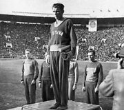 Jonas Pipynė I TSRS Tautų spartakiadoje stovi ant nugalėtojų pakylos &ndash; 1956 m.