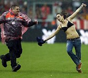 Pusnuogės aistruolės bėgimas stadione.