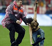 Pusnuogės aistruolės bėgimas stadione.