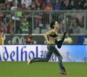 Pusnuogės aistruolės bėgimas stadione.