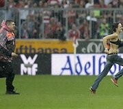Pusnuogės aistruolės bėgimas stadione.