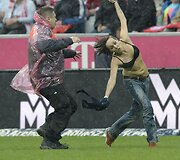 Pusnuogės aistruolės bėgimas stadione.