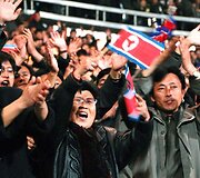 &Scaron;iaurės Korėjos sirgaliai Pchenjene vykusiame mače su Japonijos rinktine.