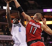 Jonas Valančiūnas blokuoja Bismacko Biyombo metimą