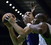 Michailas Anisimovas prie&scaron; Deshauną Thomasą
