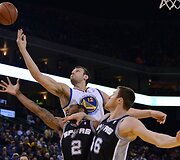 Andrew Bogutas kovoja su Kadwi Leonardu ir Aronu Baynesu