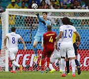 Thibaut Courtois atmu&scaron;ė kamuolį