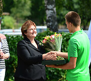 Loreta Graužinienė įteikė Lietuvos vėliavą Benediktui Mickui