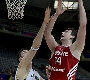 Darju&scaron;as Lavrinovičius ir Omeras A&scaron;ikas