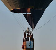 Pilotas ruošiasi mesti žymeklį ant taikinio