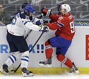 Tuomo Ruutu ir Danielis Sorvikas