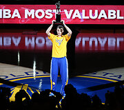 Stephenas Curry prie&scaron; mačą atsiėmė MVP prizą