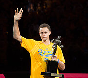 Stephenas Curry prie&scaron; mačą atsiėmė MVP prizą