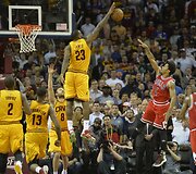 LeBronas Jamesas blokavo Derricko Roce'o metimą