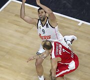 Felipe Reyesas ir Vassilis Spanoulis