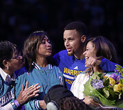 Stephenas Curry su mama, seserimi ir senele