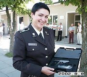 Daina Gudzinevičiūtė su vardiniu ginklu, 2002 m. rugpjūtis