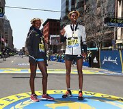 Bostono maratono nugalėtojai &ndash; Atsede Baysa (kair.) ir Lemi Berhanu Hayle'as