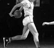 Chuckas Tayloras su &bdquo;Converse All Stars&ldquo; bateliais, 1921 m.