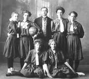 Miltono universiteto krep&scaron;ininkės. &Scaron;iaurės Dakota, JAV, 1909 m.