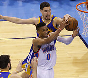 Klay Thompsonas blokuoja Russellą Westbrooką