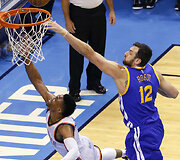Russellas Westbrookas ir Andrew Bogutas