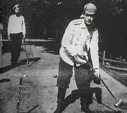 Didysis kunigaik&scaron;tis, Nikolajaus II brolis, Michailas Aleksandrovičius žaidžia kroketą Gačinos rūmų parke, XIX a. pabaiga
