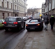  Automobiliai ant &scaron;aligatvių