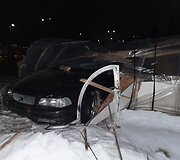 Nuo kelio nuvažiavęs automobilis Vilniuje atsidūrė &scaron;iltnamyje