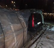 Nuo kelio nuvažiavęs automobilis Vilniuje atsidūrė &scaron;iltnamyje