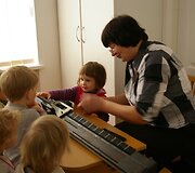 Birutė Marijona Jazukevičienė moko vaikus megzti mezgimo ma&scaron;ina