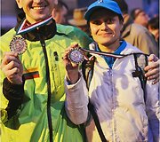 R. Kara&scaron;ka ir rusijos sportininkė M. Fiodorova su i&scaron;kovotais medaliais. 