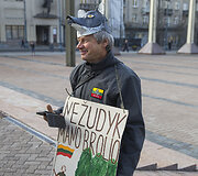 Teatralizuota protesto akcija prie&scaron; medžių kirtimą giriose.
